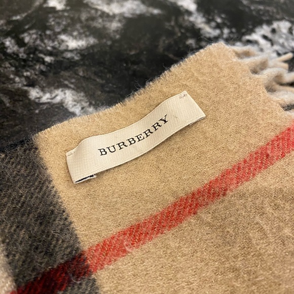 Burberry - Classic Check Cashmere Burberry Scarf with Leopard print. - Picture 1 of 3